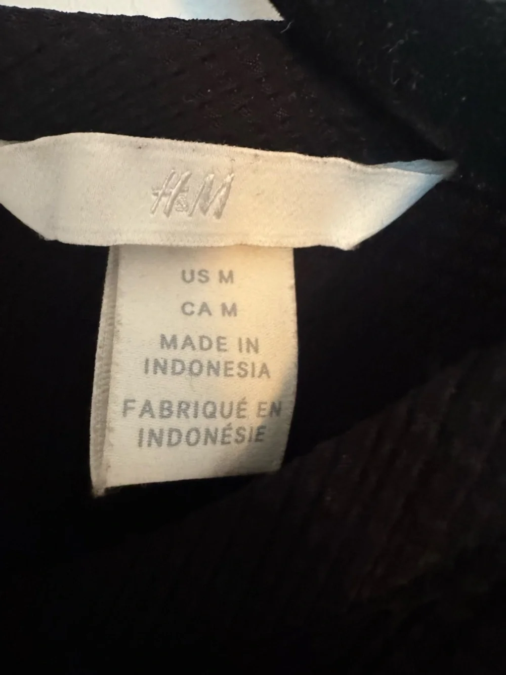 H&M Black Puff Sleeve Blouse Size Medium - Picture 6 of 8